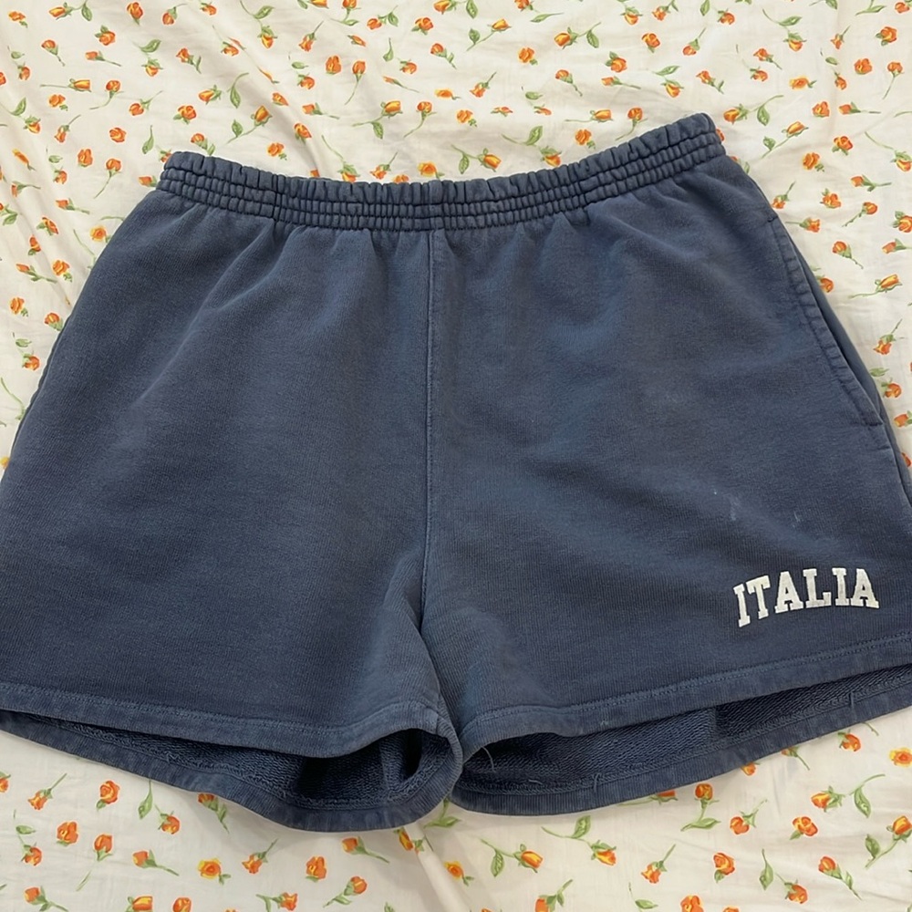 brandy shorts.

measuring:
19" (35 cm) rise, 7" (9 cm) inseam, 28"(71 cm) waist.
